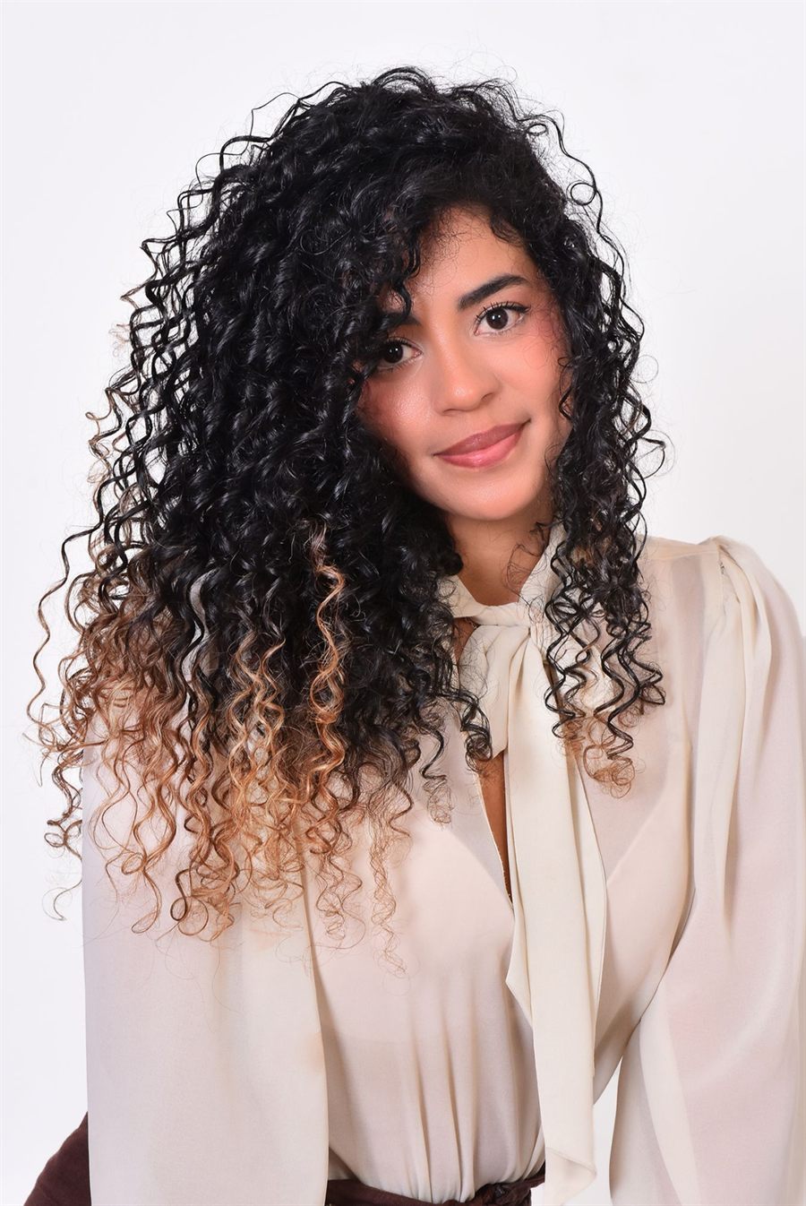 Retrato de la asesora con su melena de rizos definidos, brillantes y con puntas doradas